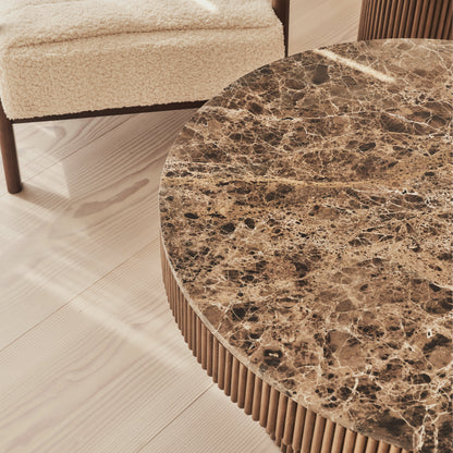 Sloane - Table basse ronde en marbre Dark Emperador et bois chaud premium