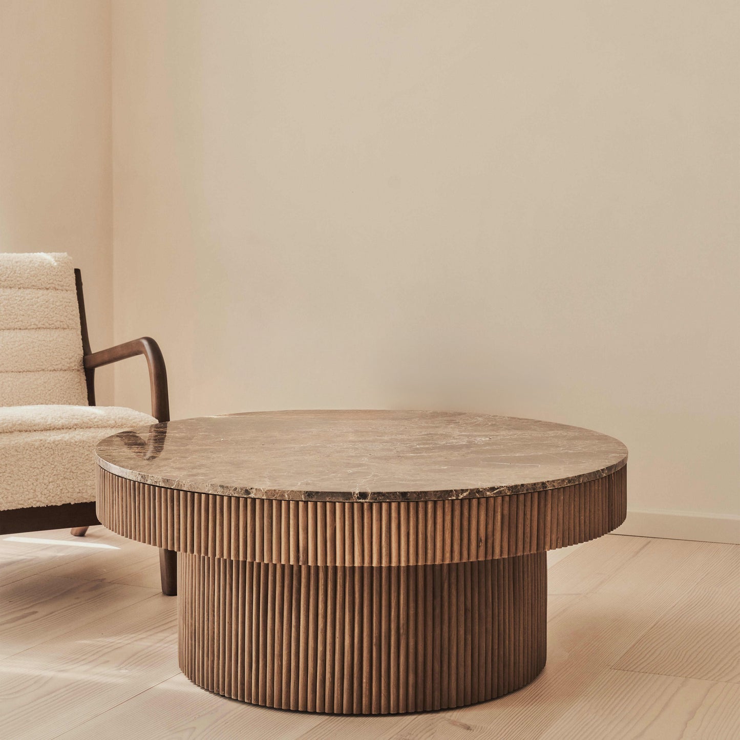 Sloane - Table basse ronde en marbre Dark Emperador et bois chaud premium
