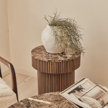 Sloane - Table d'Appoint Ronde en Marbre Dark Emperador et Bois Chaud Premium