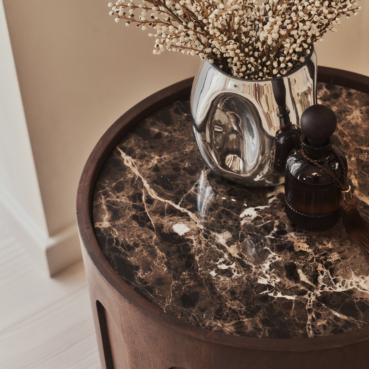 Valor - Table d'appoint ronde en marbre Dark Emperador et bois foncé premium