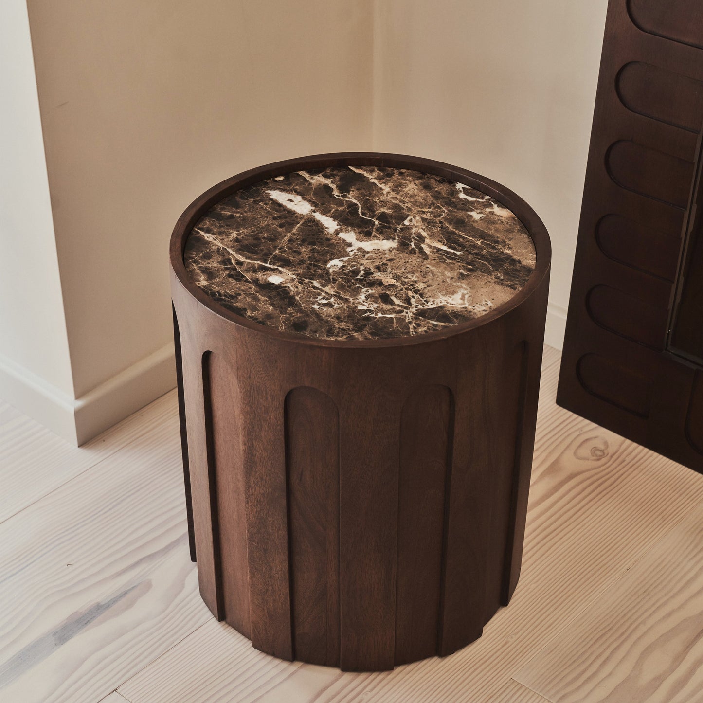 Valor - Table d'appoint ronde en marbre Dark Emperador et bois foncé premium