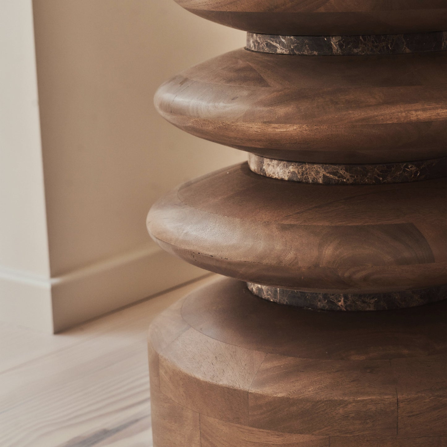 Orinthia - Table d'Appoint Ronde en Bois Foncé et Marbre Dark Emperador Premium