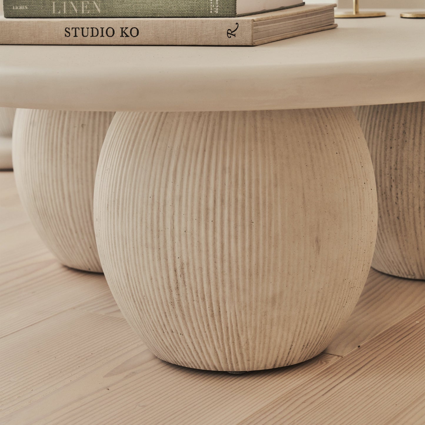 Leonardo - Table Basse Minimaliste Boule en Béton Grande