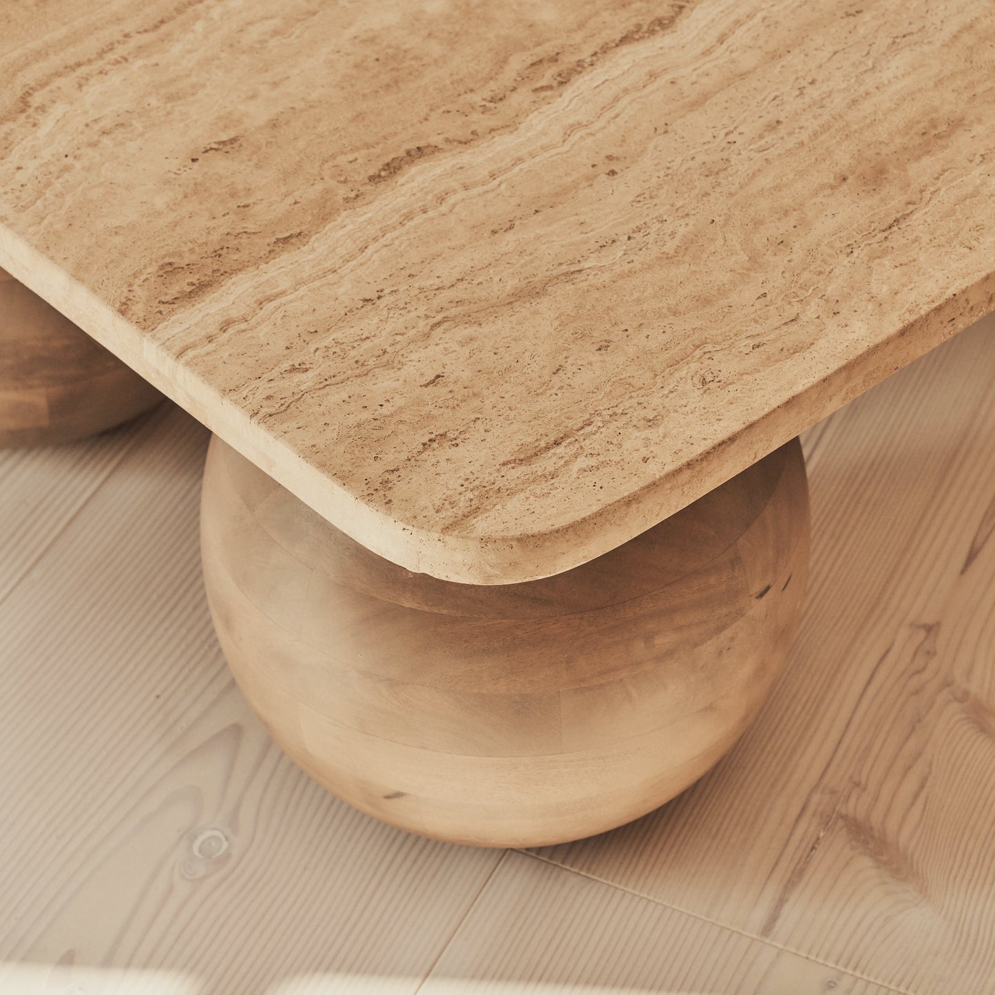 Melrose - Table basse rectangulaire premium en travertin beige et bois chaud
