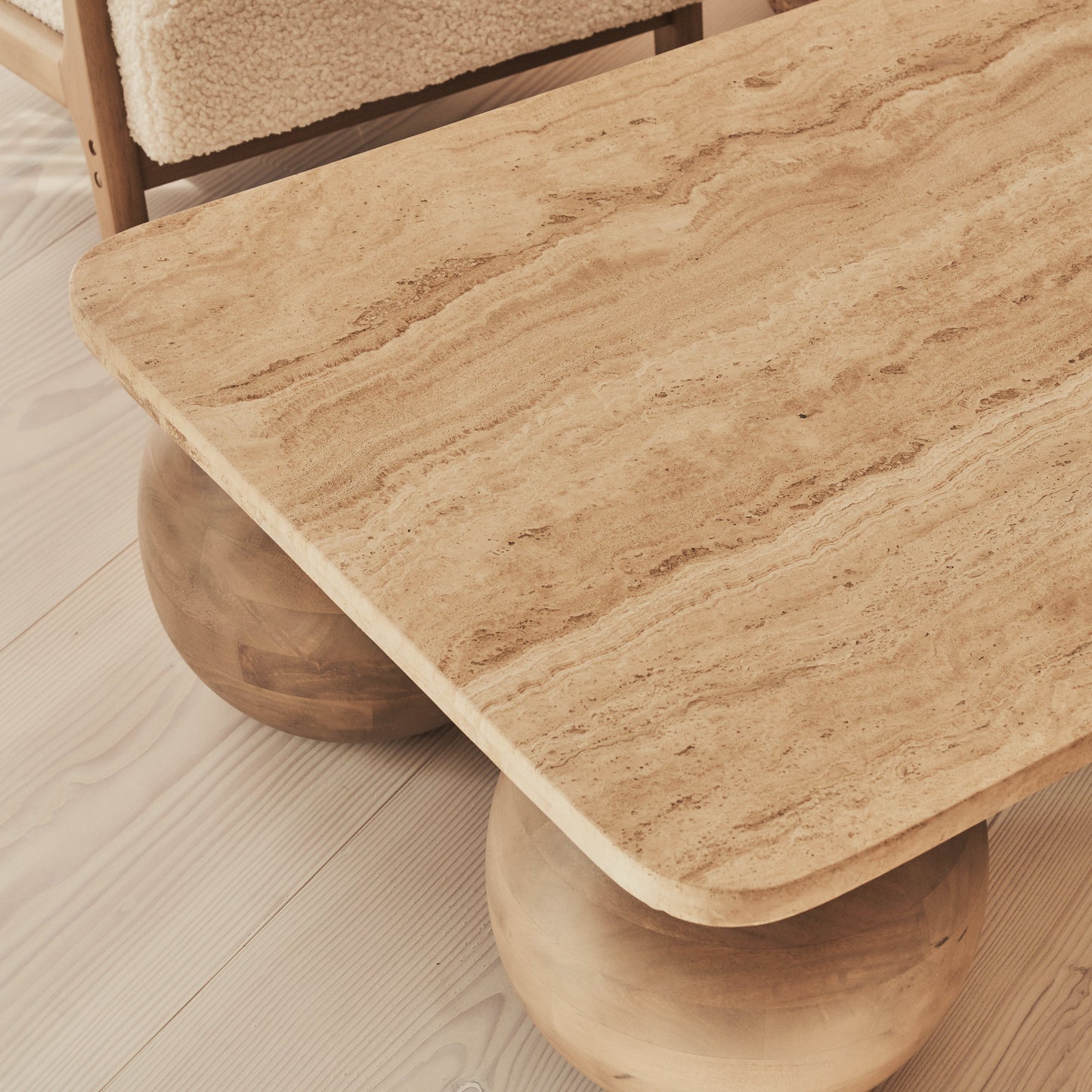 Melrose - Table basse rectangulaire premium en travertin beige et bois chaud