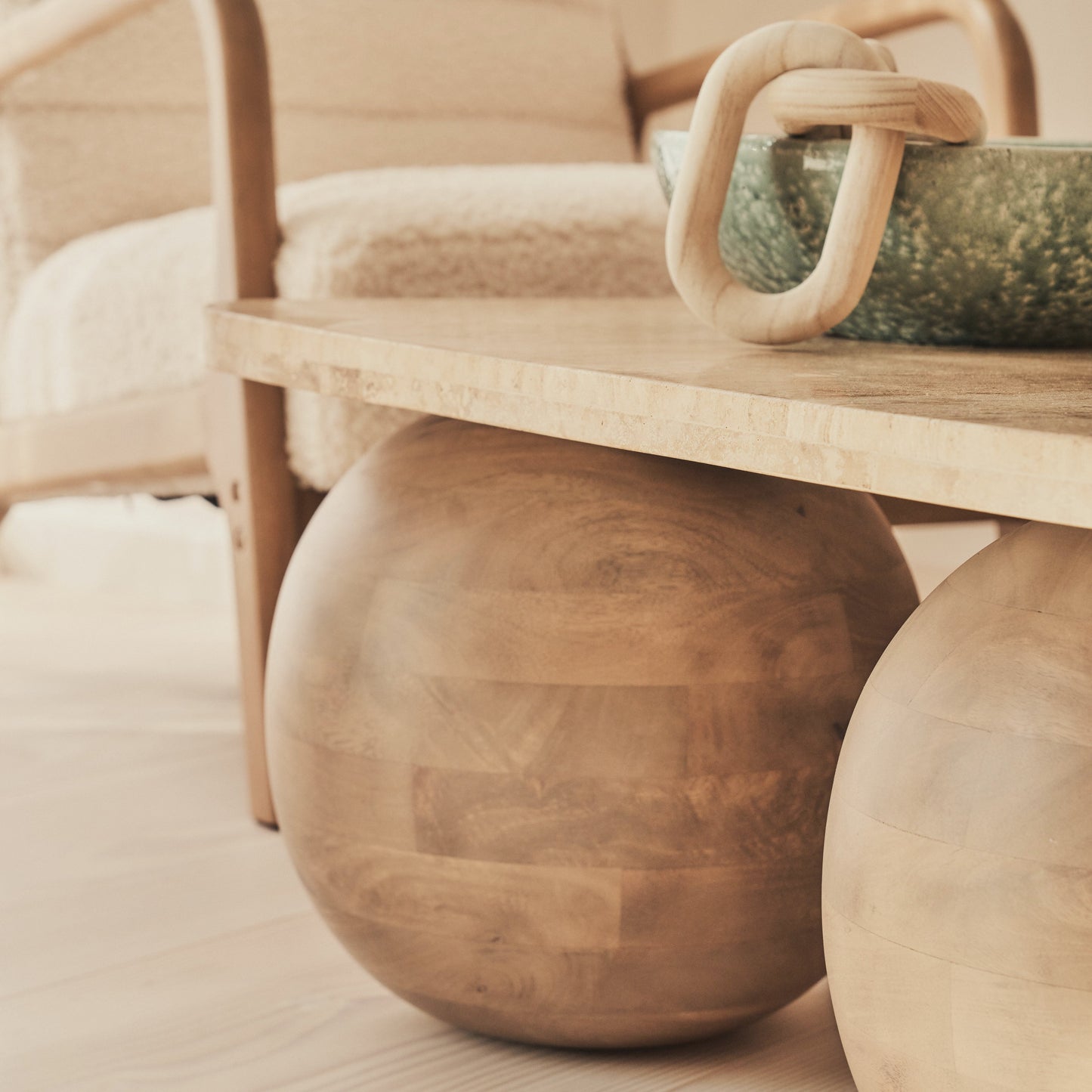 Melrose - Table basse rectangulaire premium en travertin beige et bois chaud