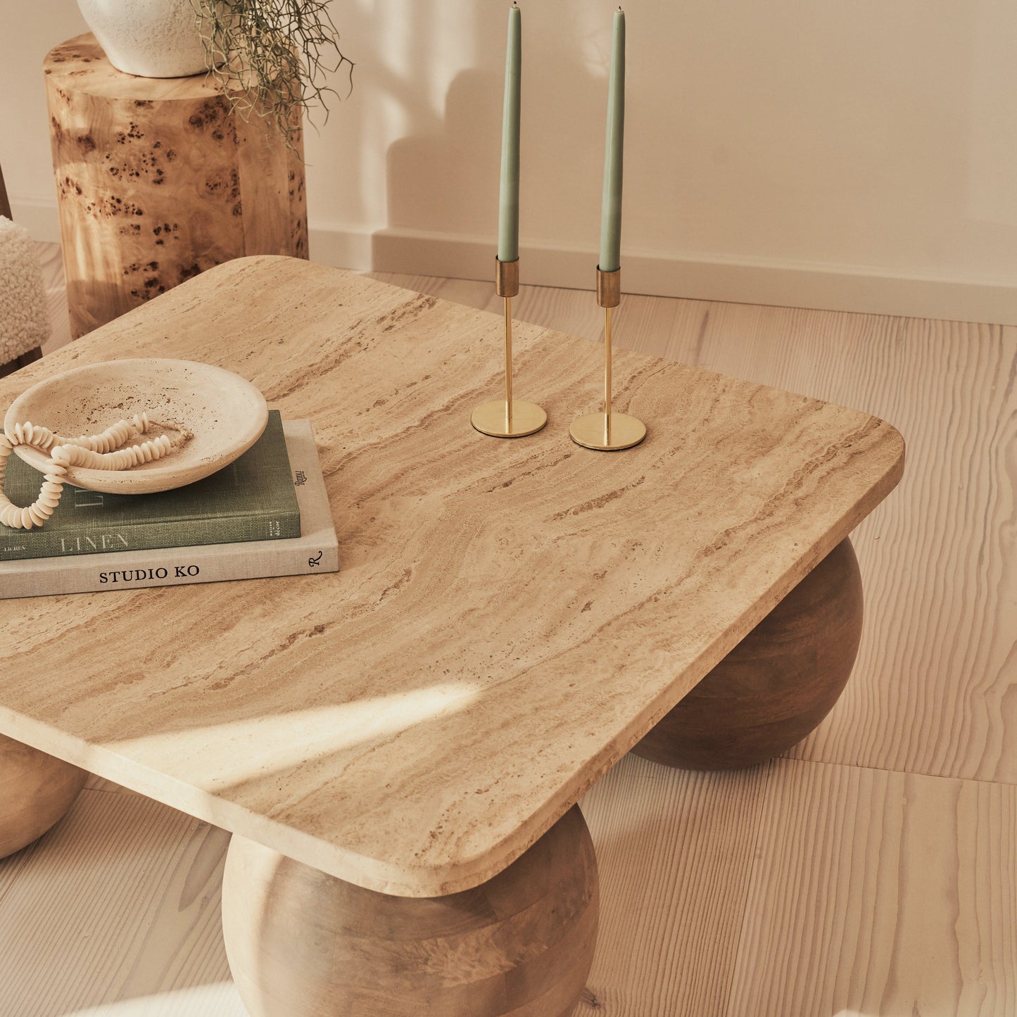 Melrose - Table basse carrée premium en travertin beige et bois chaud