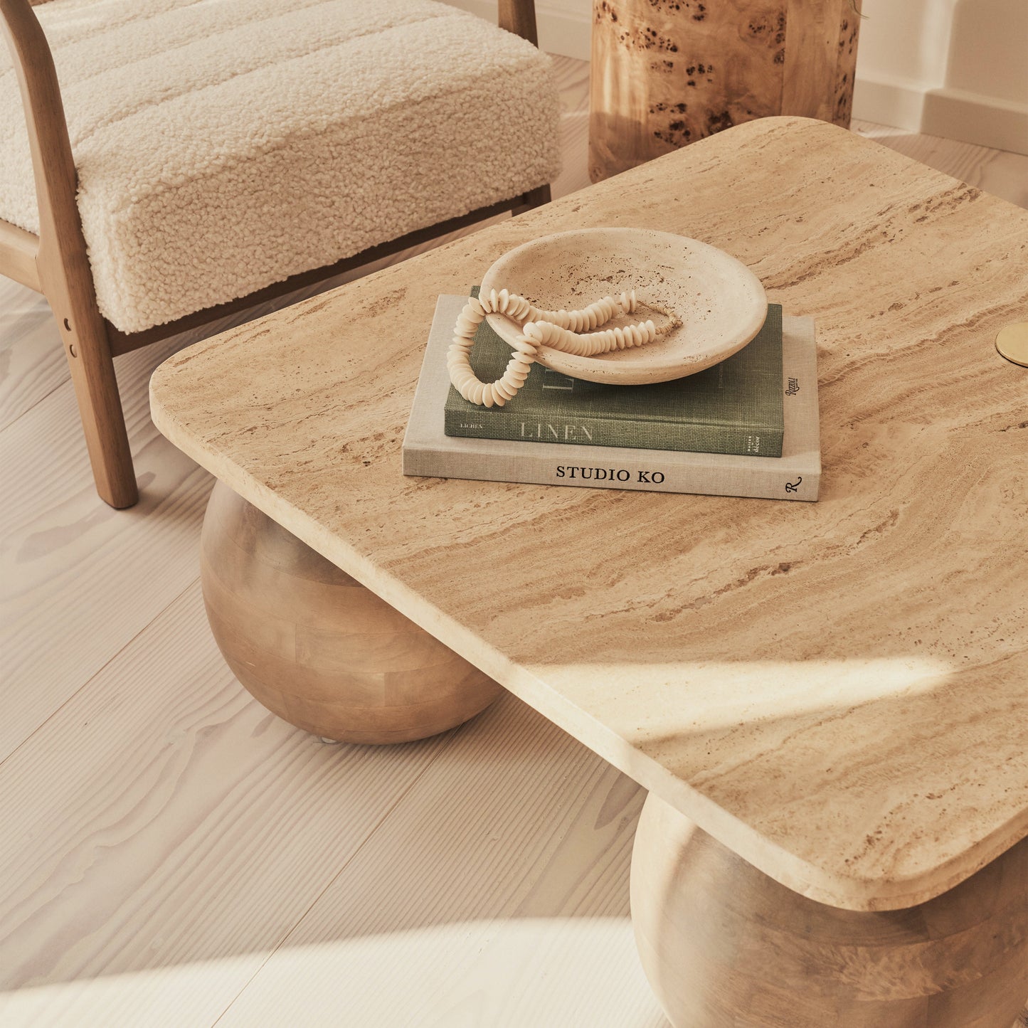 Melrose - Table basse carrée premium en travertin beige et bois chaud