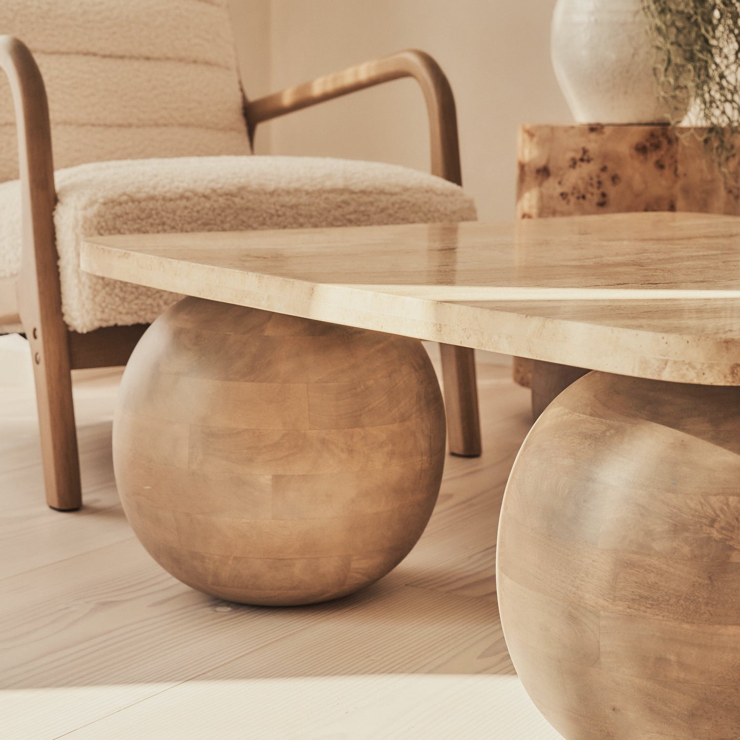 Melrose - Table basse carrée premium en travertin beige et bois chaud
