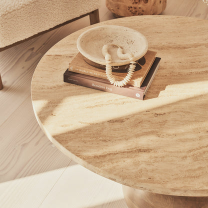 Melrose - Table basse ronde en travertin beige et bois chaud premium