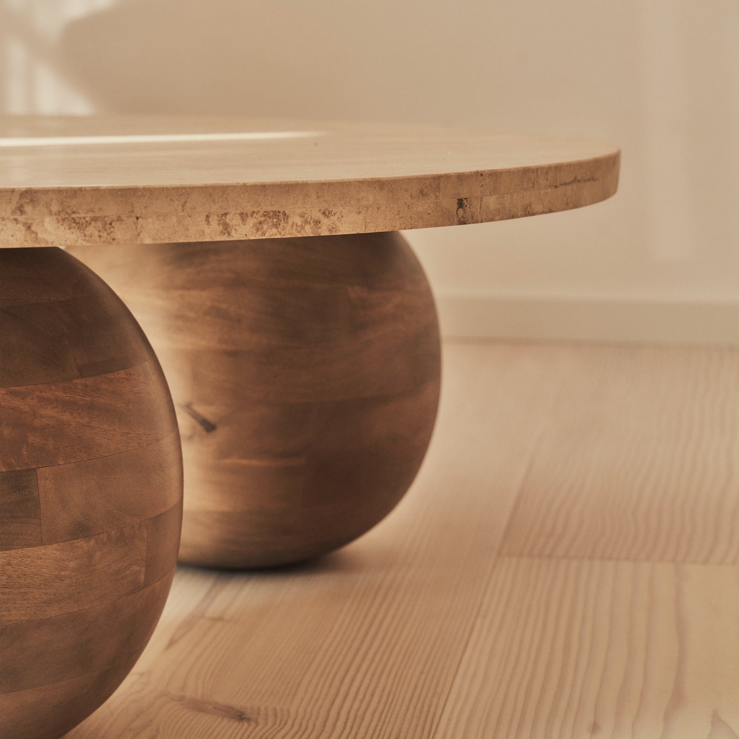 Melrose - Table basse ronde en travertin beige et bois chaud premium