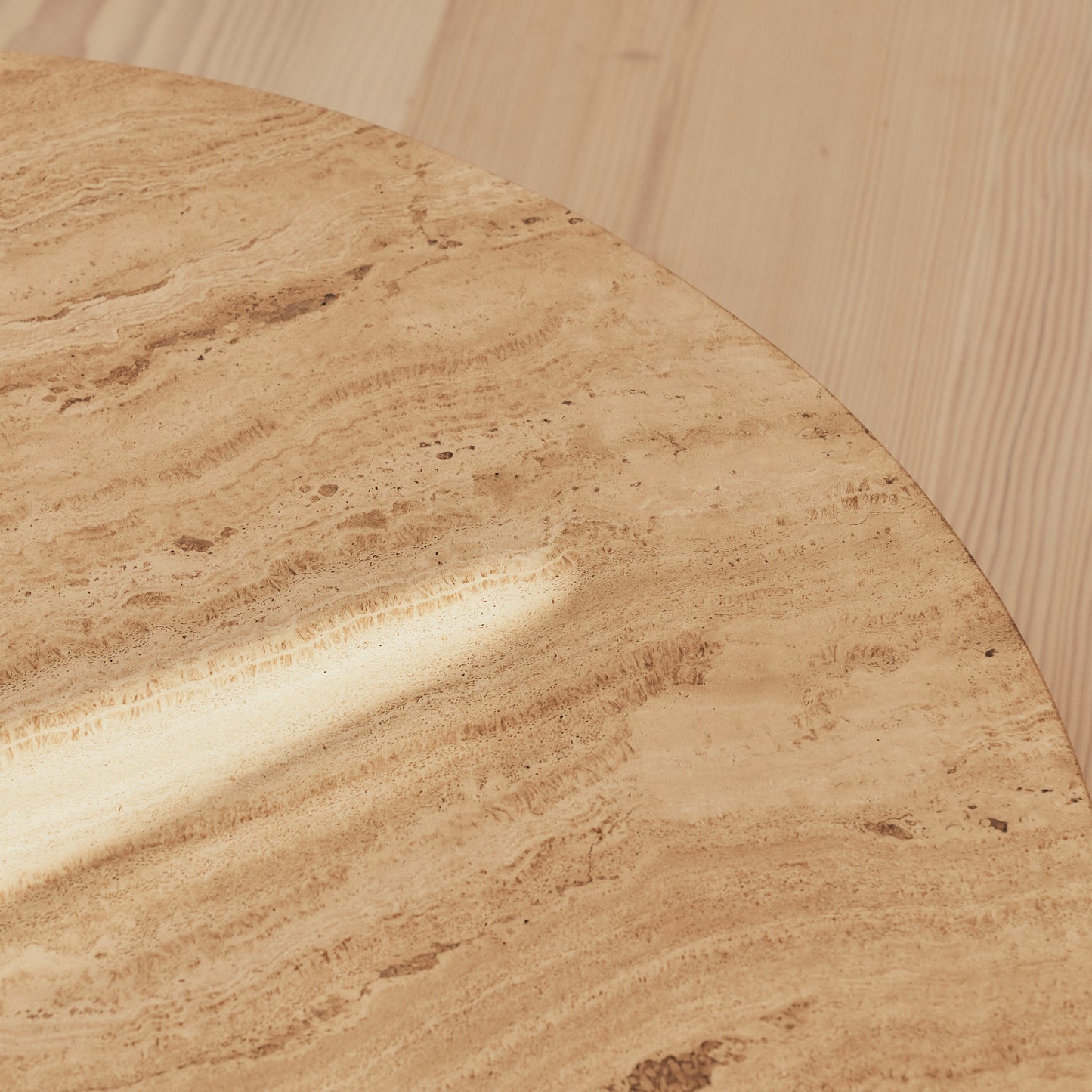 Melrose - Table basse ronde en travertin beige et bois chaud premium
