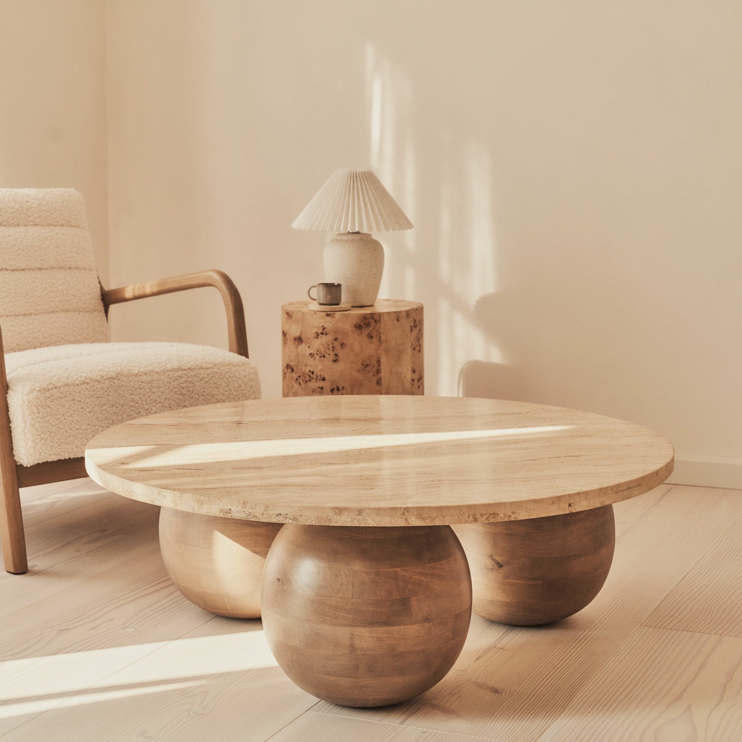 Melrose - Table basse ronde en travertin beige et bois chaud premium