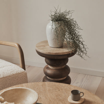 Belgravia - Table d'appoint ronde en travertin beige et bois chaud premium