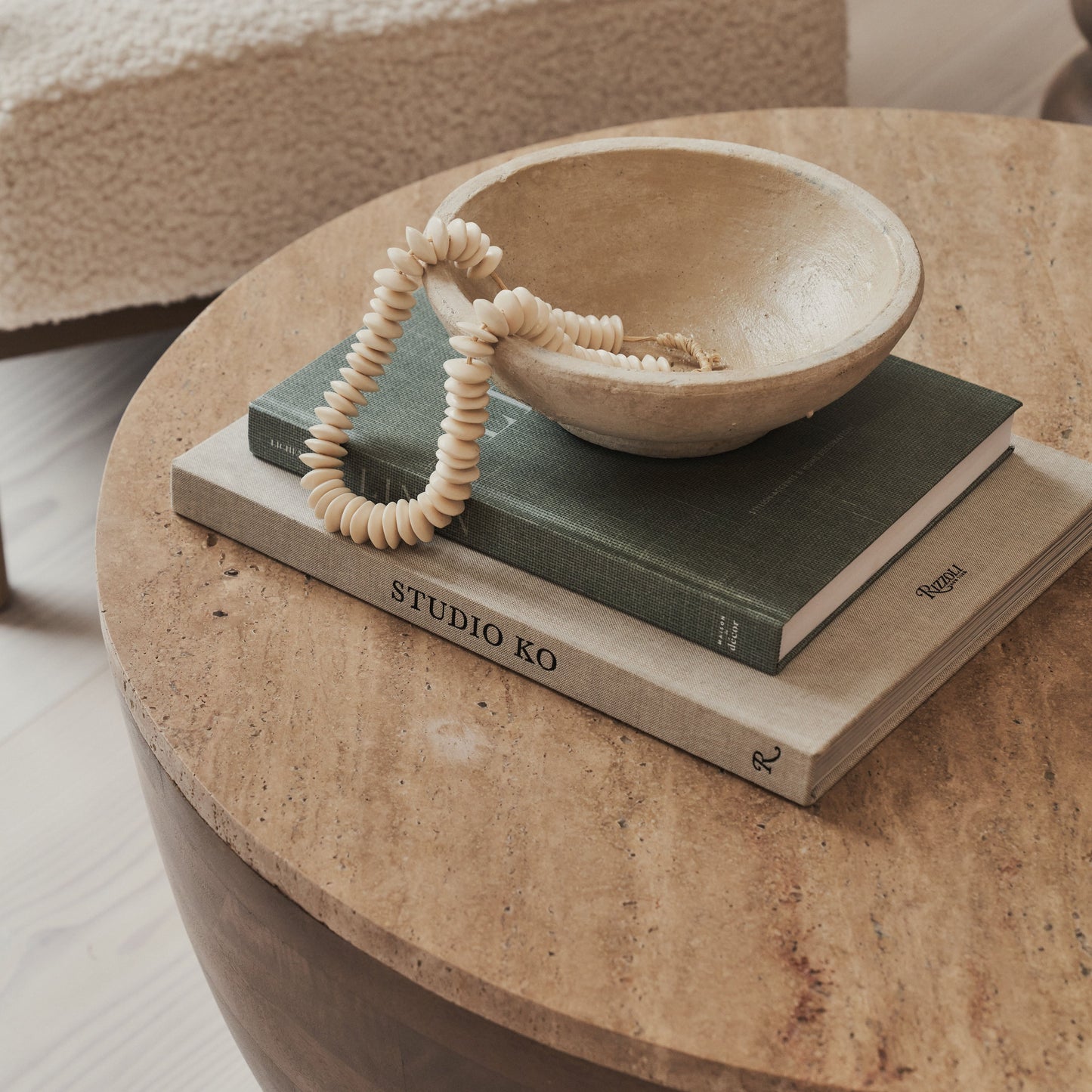 Lyra - Table basse ronde premium en travertin beige et bois chaud