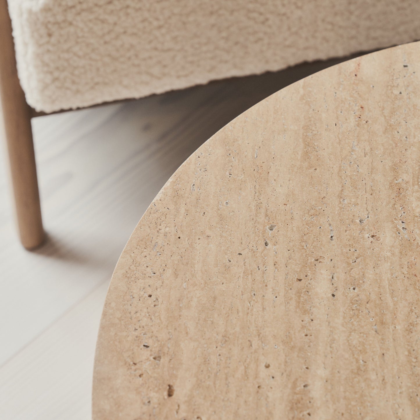 Lyra - Table basse ronde premium en travertin beige et bois chaud