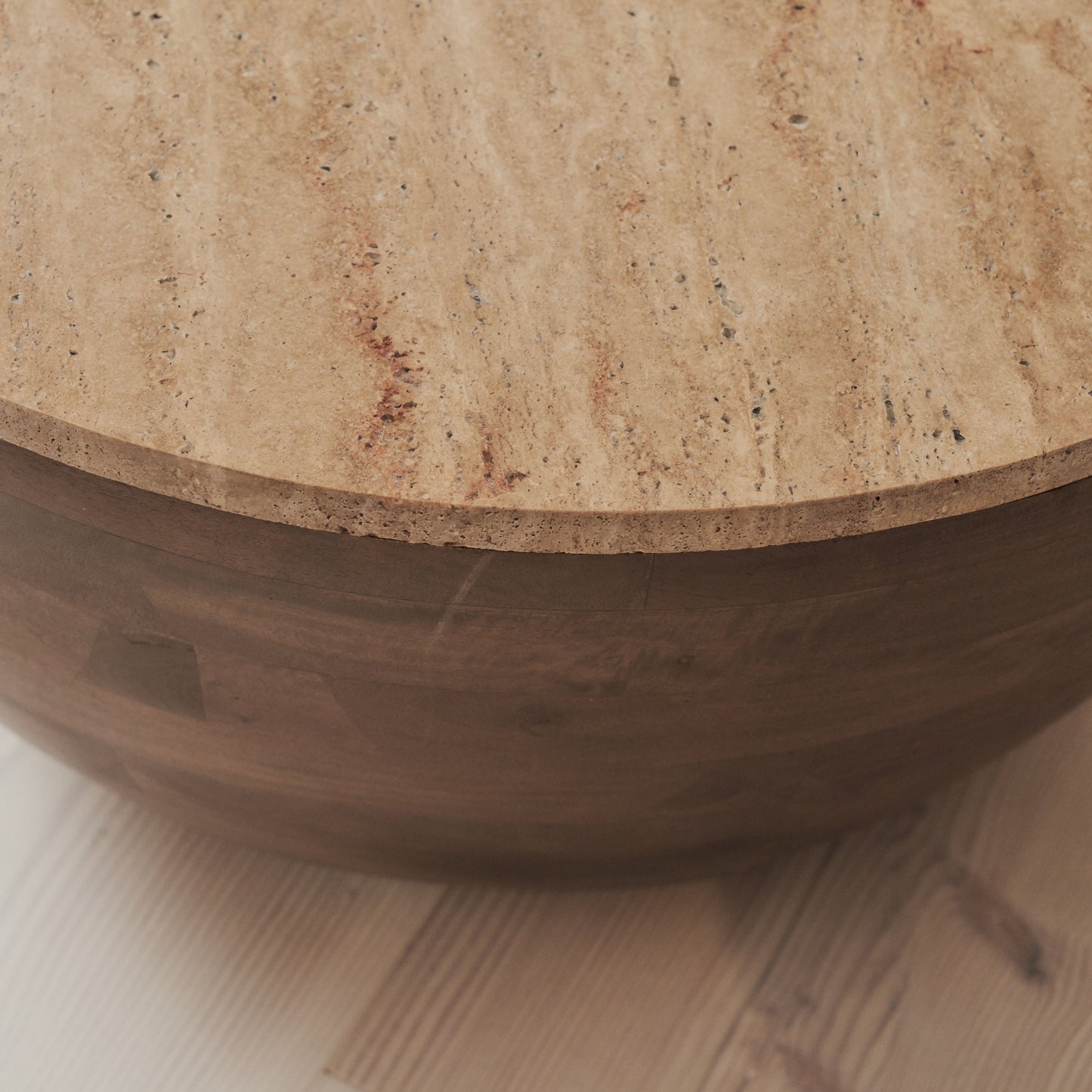 Lyra - Table basse ronde premium en travertin beige et bois chaud