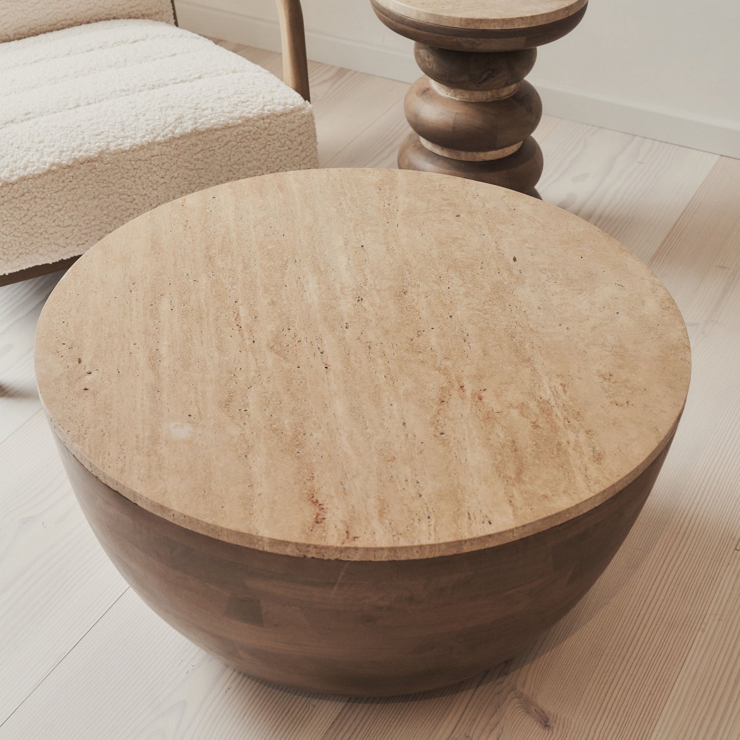 Lyra - Table basse ronde premium en travertin beige et bois chaud