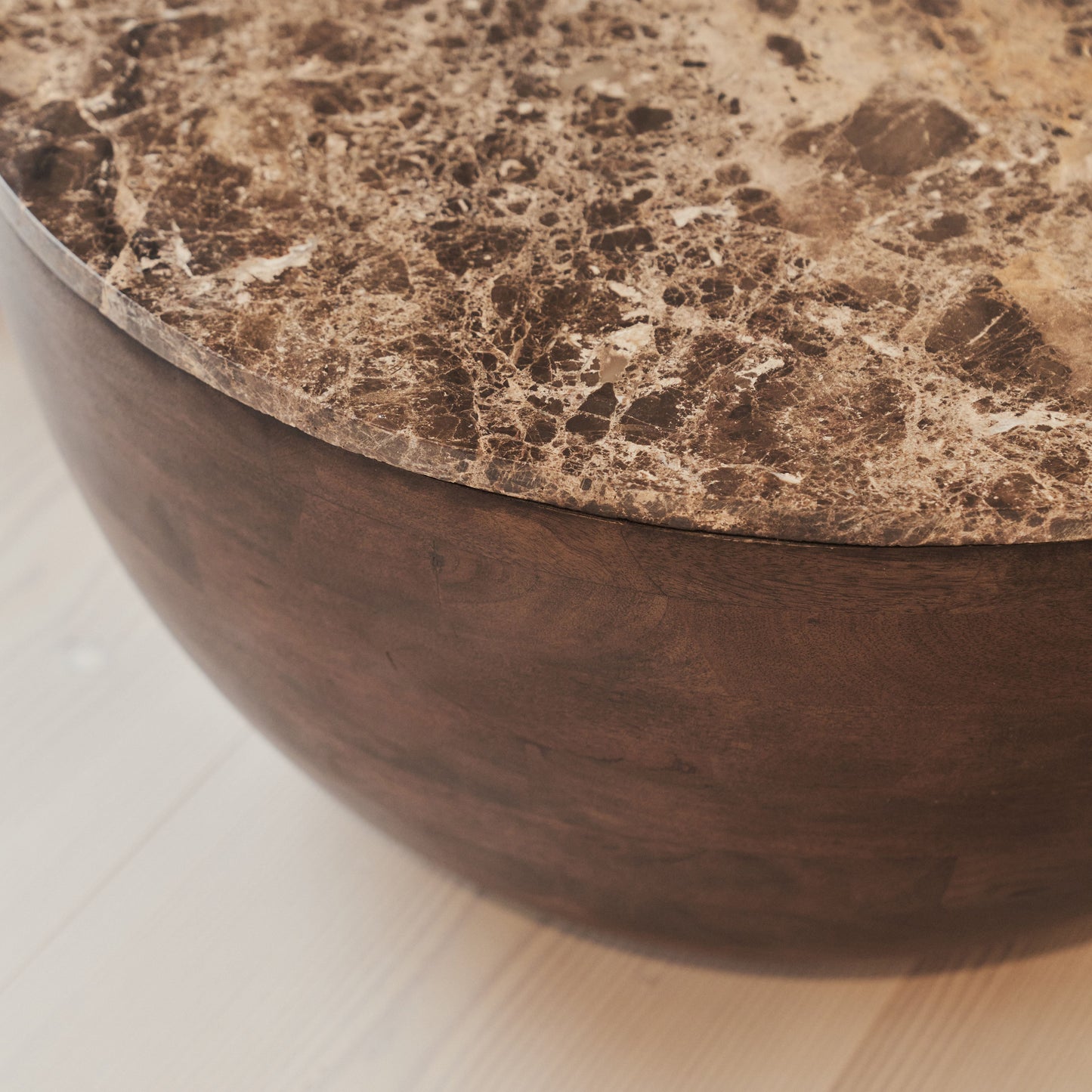 Lyra - Table basse ronde premium en bois foncé et marbre Dark Emperador