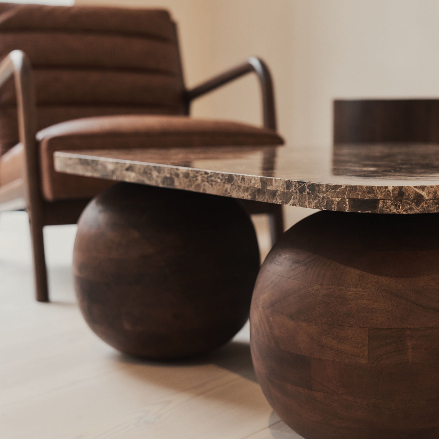 Melrose - Table basse carrée premium en bois foncé avec marbre Dark Emperador