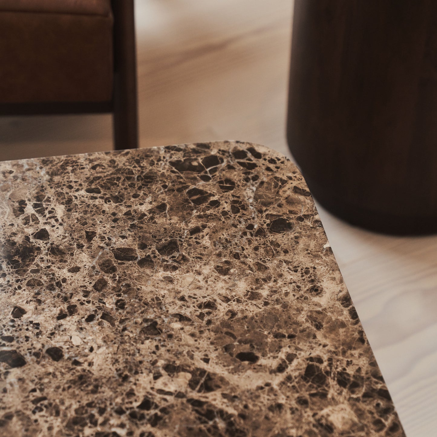 Melrose - Table basse carrée premium en bois foncé avec marbre Dark Emperador