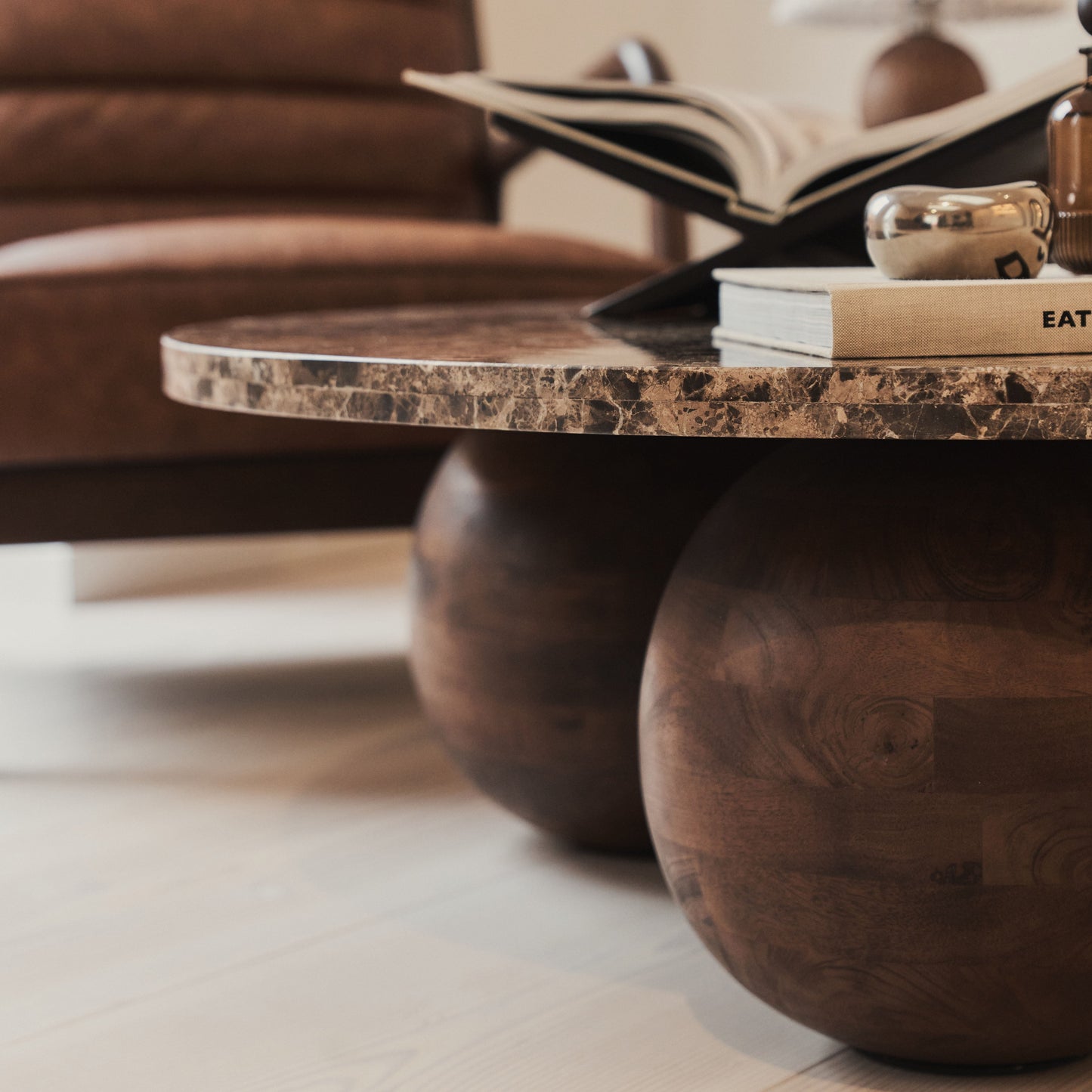 Melrose - Table basse ronde premium en bois foncé et marbre Dark Emperador