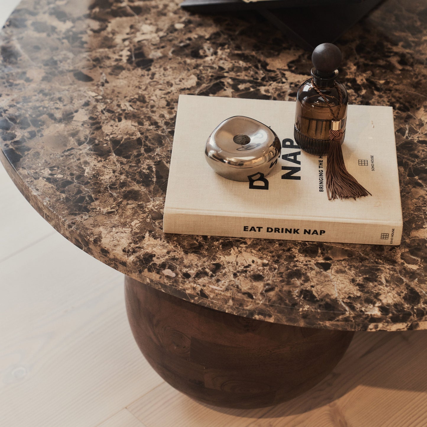 Melrose - Table basse ronde premium en bois foncé et marbre Dark Emperador