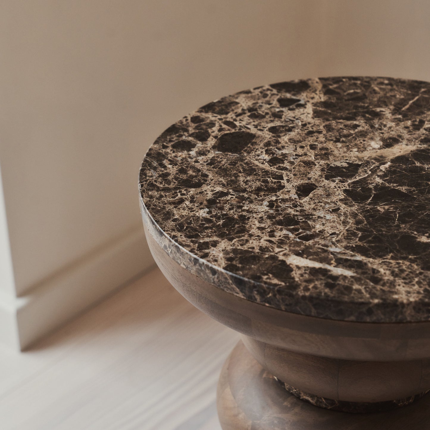 Belgravia - Table d'Appoint Ronde en Marbre Dark Emperador et Bois Foncé Premium