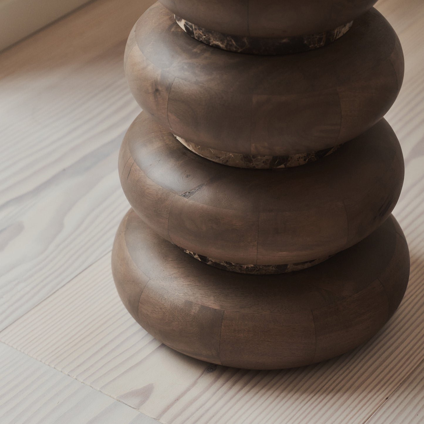 Belgravia - Table d'Appoint Ronde en Marbre Dark Emperador et Bois Foncé Premium