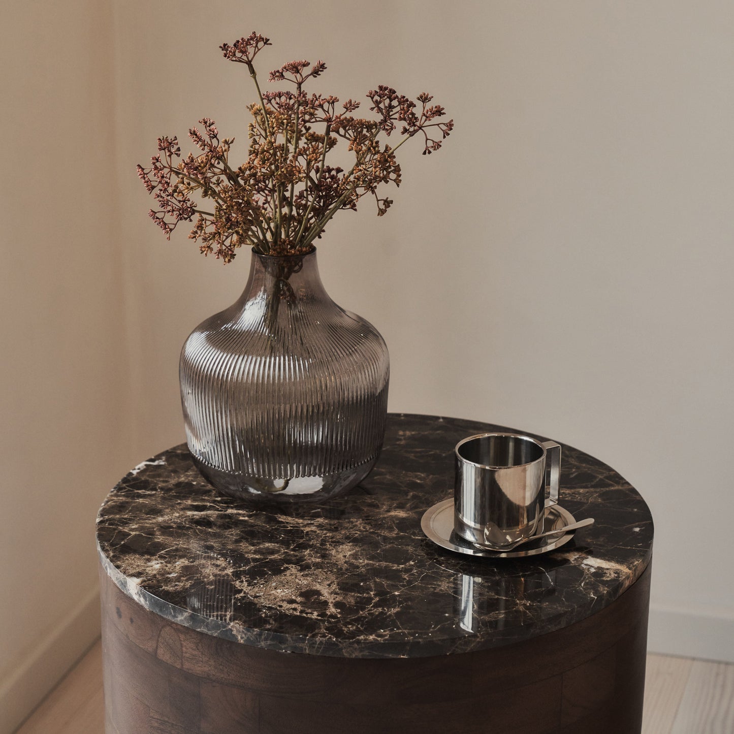 Lyra - Table d'Appoint Ronde en Marbre Dark Emperador et Bois Foncé Premium