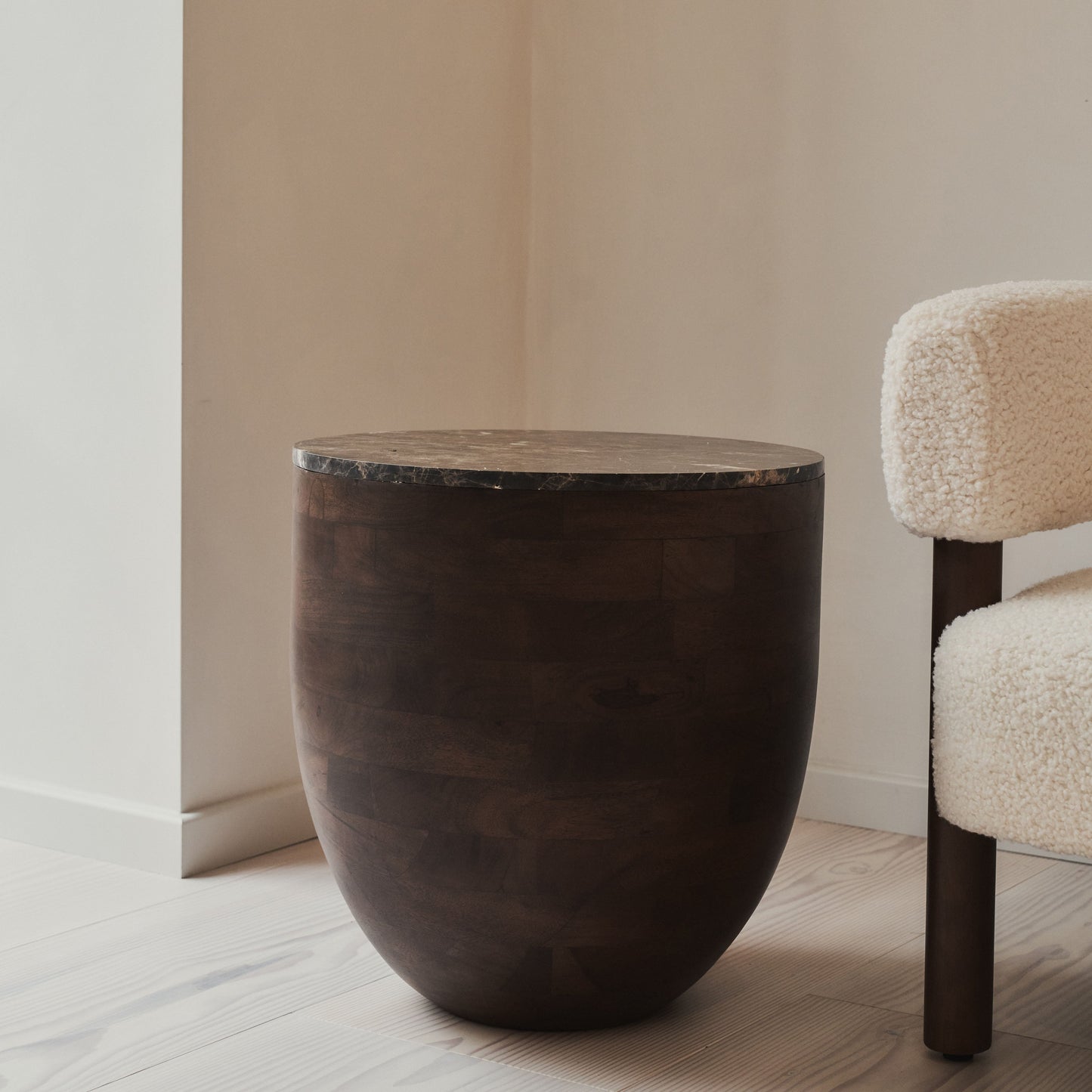 Lyra - Table d'Appoint Ronde en Marbre Dark Emperador et Bois Foncé Premium