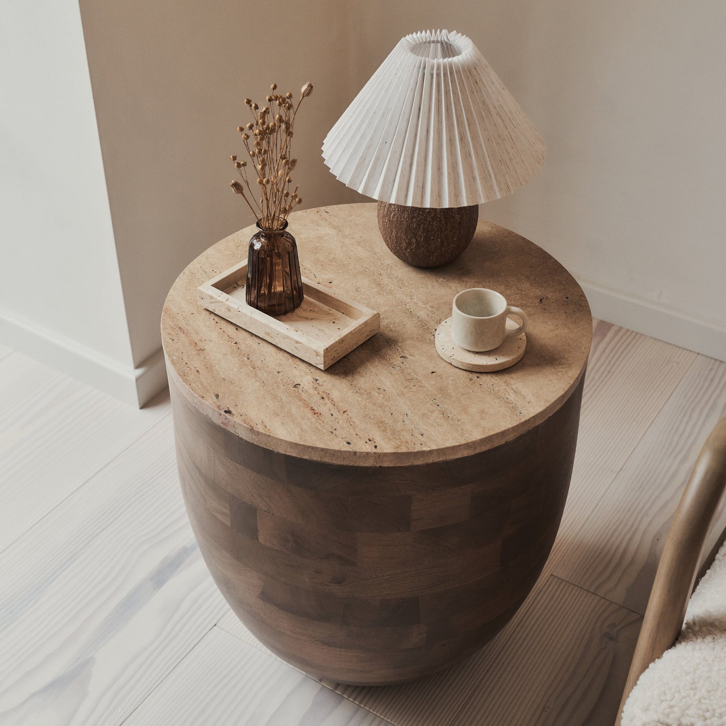 Lyra - Table d'Appoint Ronde en Travertin Beige et Bois Chaud Premium