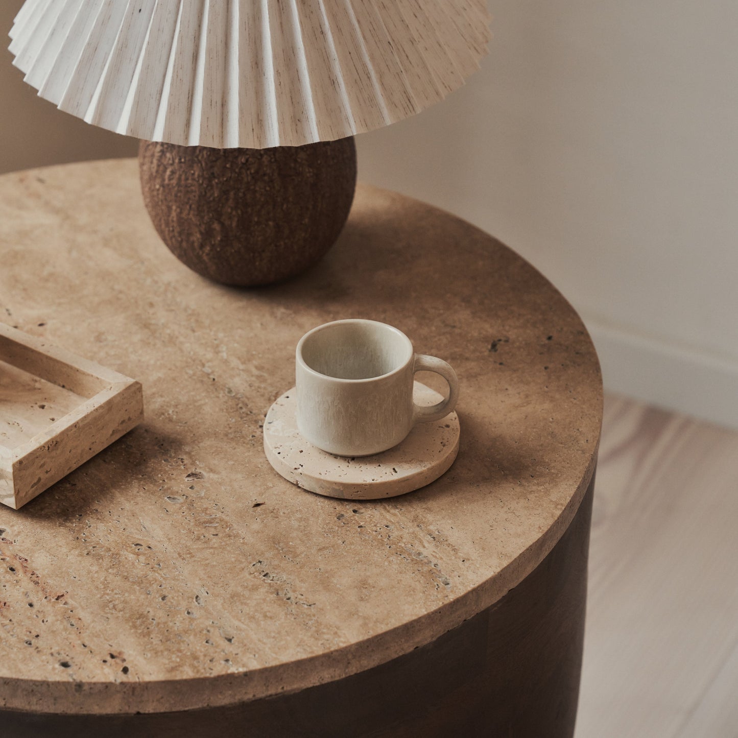 Lyra - Table d'Appoint Ronde en Travertin Beige et Bois Chaud Premium