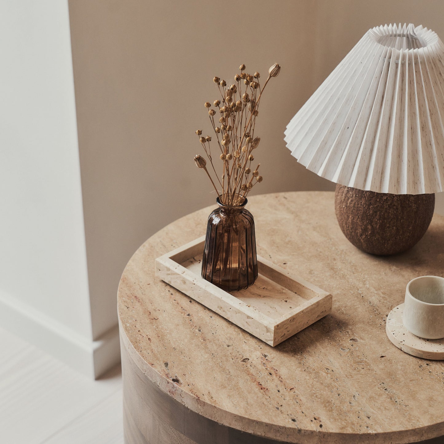 Lyra - Table d'Appoint Ronde en Travertin Beige et Bois Chaud Premium