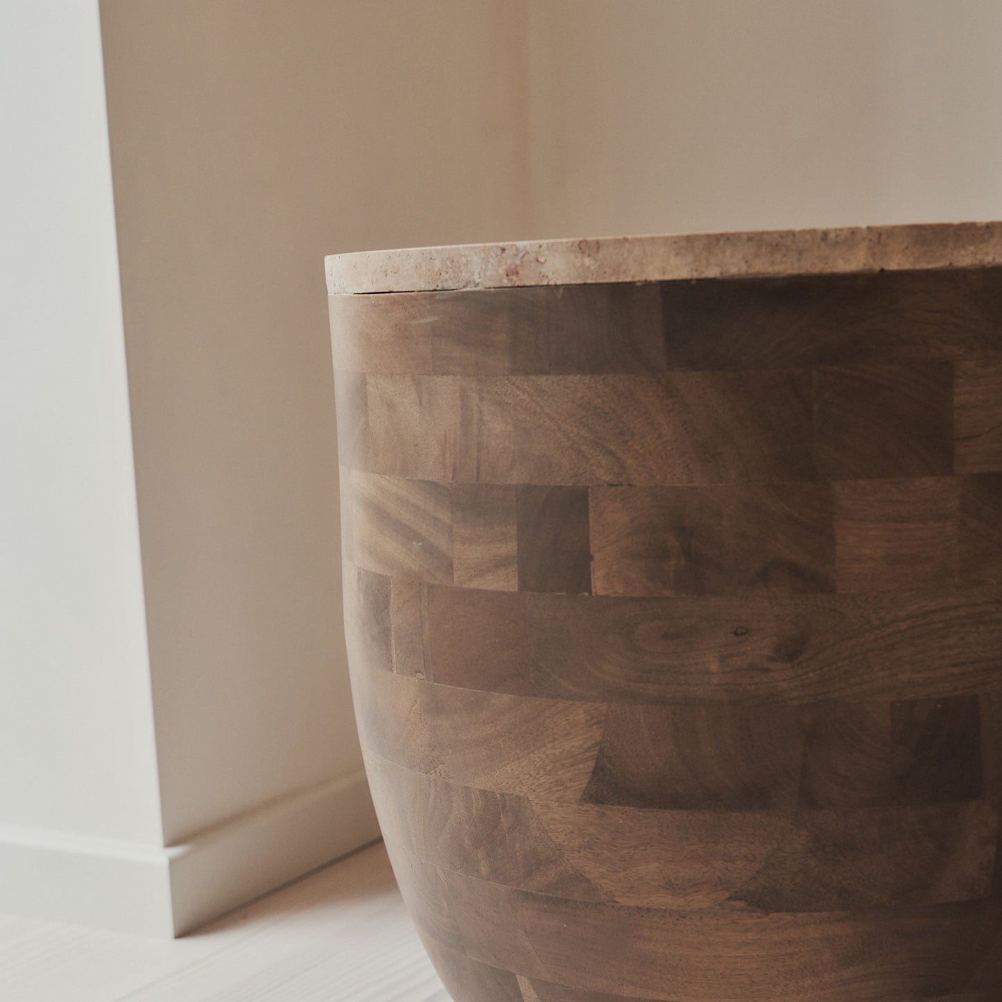 Lyra - Table d'Appoint Ronde en Travertin Beige et Bois Chaud Premium