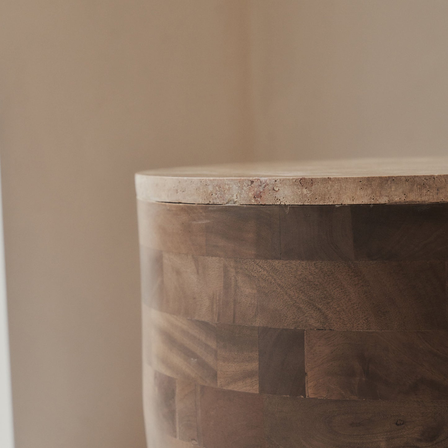 Lyra - Table d'Appoint Ronde en Travertin Beige et Bois Chaud Premium