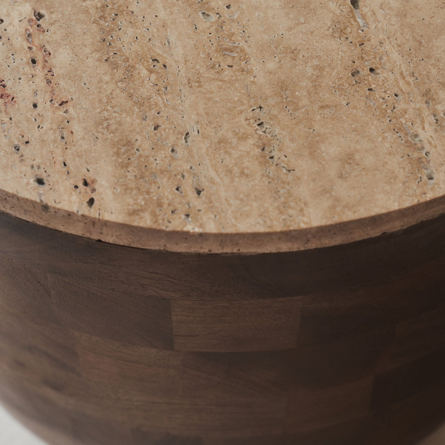 Lyra - Table d'Appoint Ronde en Travertin Beige et Bois Chaud Premium