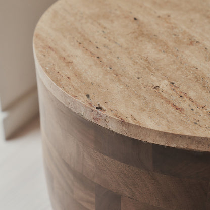 Lyra - Table d'Appoint Ronde en Travertin Beige et Bois Chaud Premium