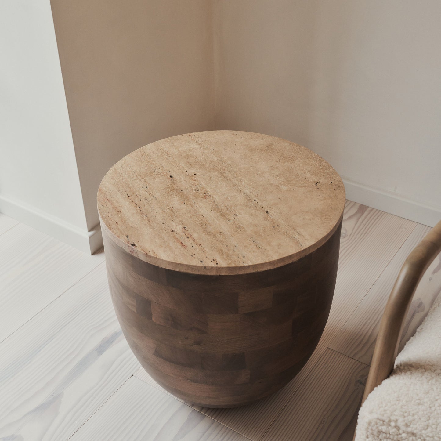 Lyra - Table d'Appoint Ronde en Travertin Beige et Bois Chaud Premium
