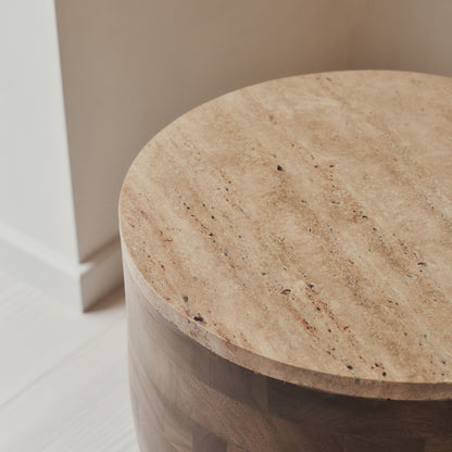 Lyra - Table d'Appoint Ronde en Travertin Beige et Bois Chaud Premium