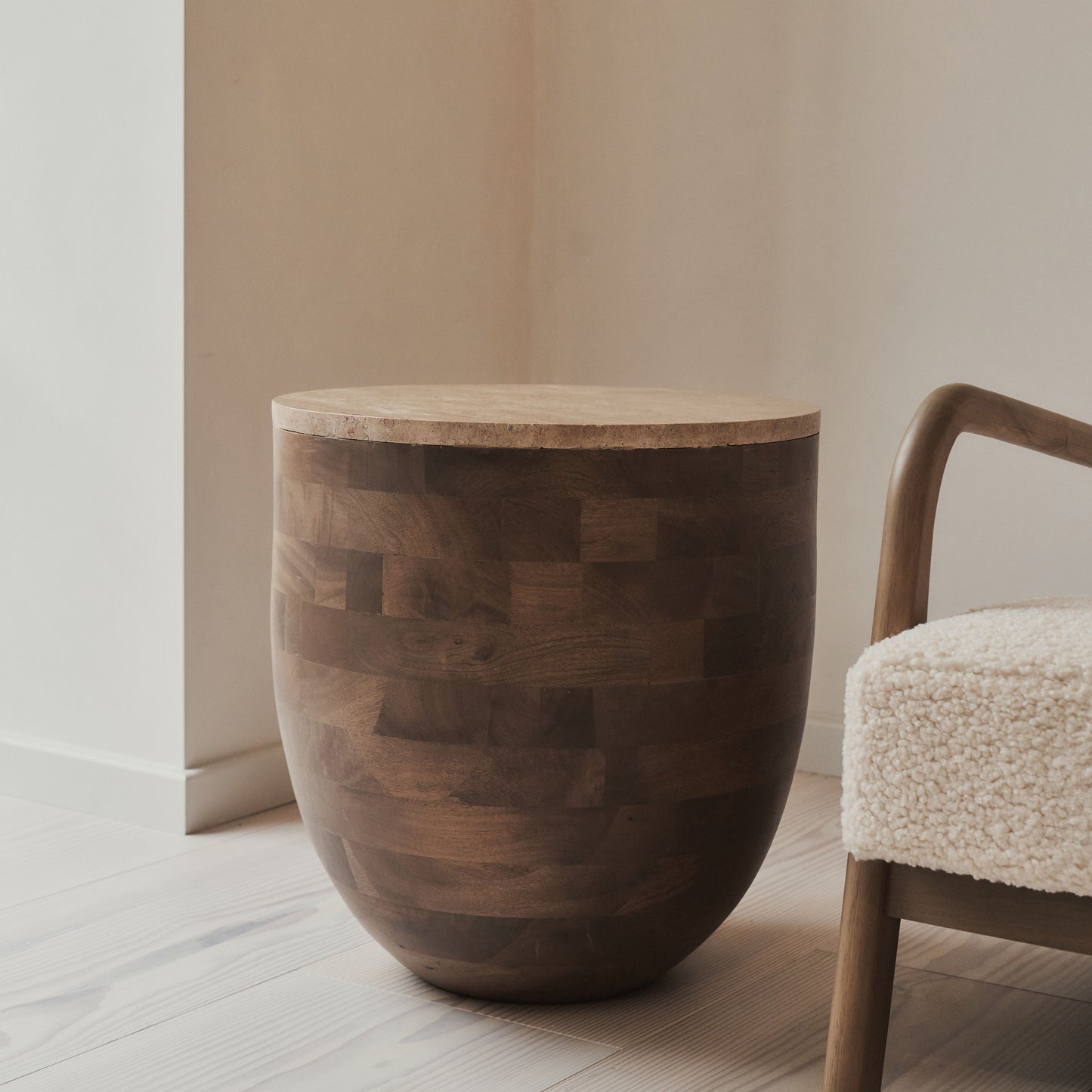 Lyra - Table d'Appoint Ronde en Travertin Beige et Bois Chaud Premium