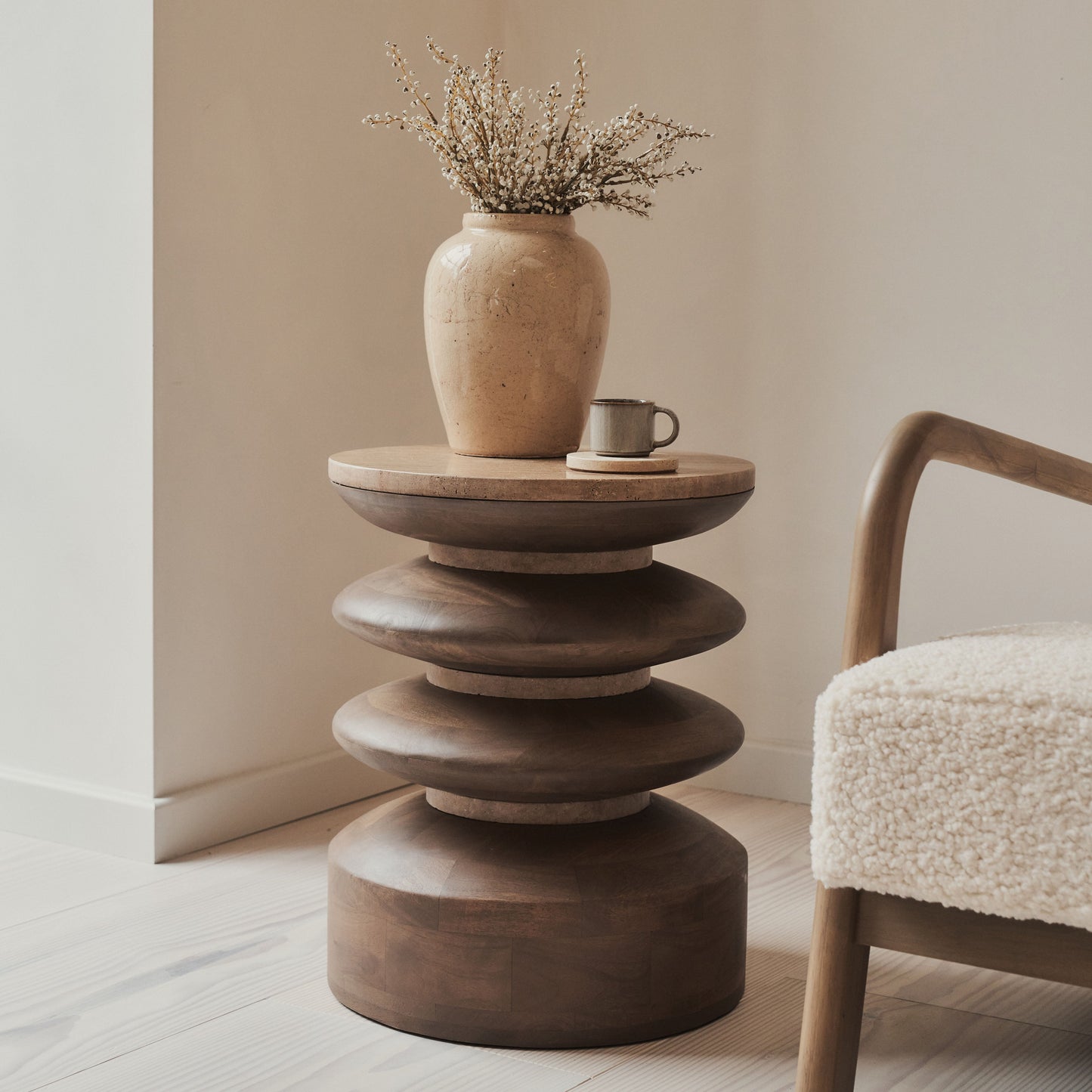 Orinthia - Table d'Appoint Ronde en Travertin Beige et Bois Chaud Premium
