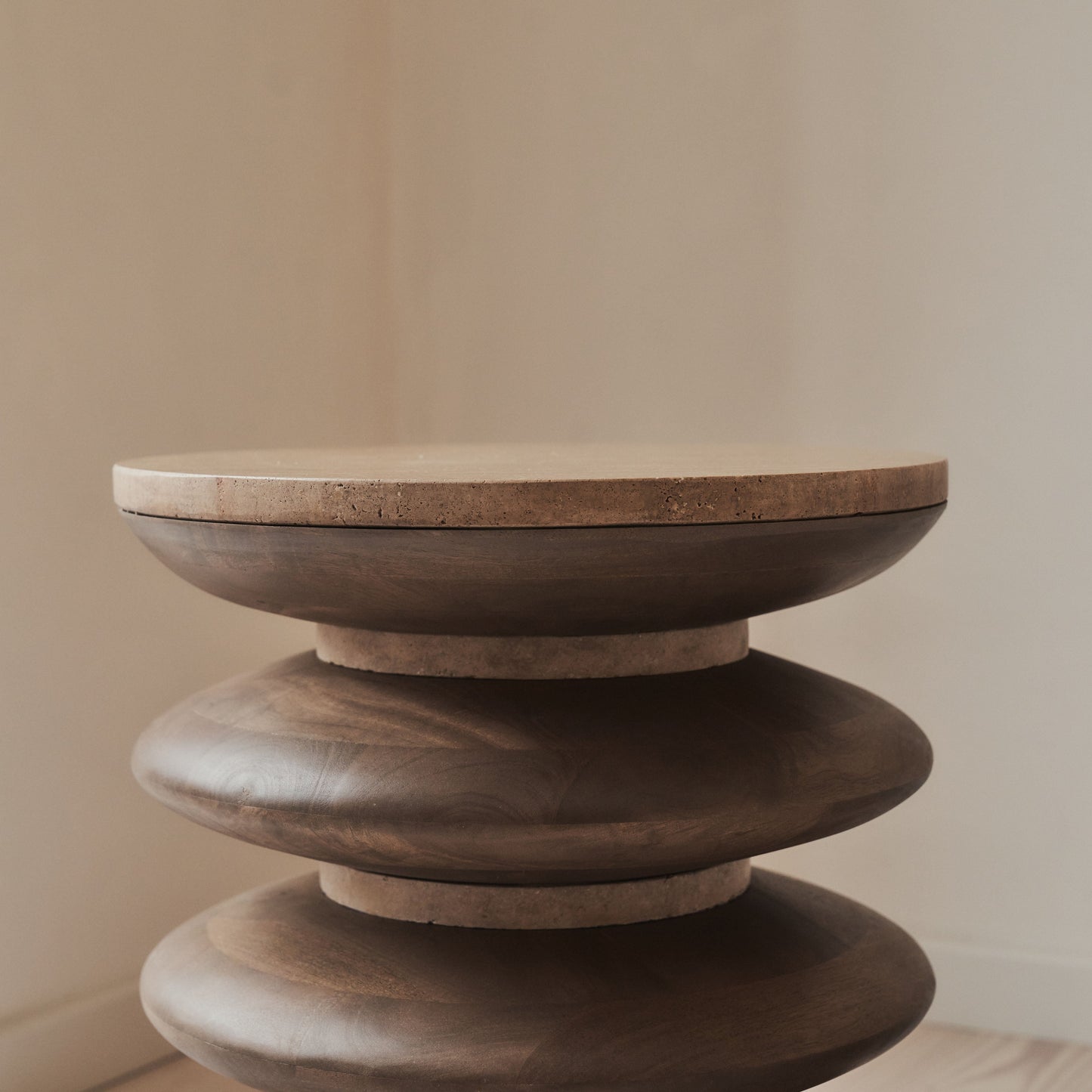 Orinthia - Table d'Appoint Ronde en Travertin Beige et Bois Chaud Premium