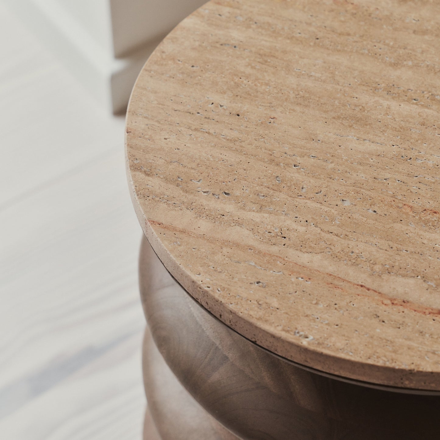 Orinthia - Table d'Appoint Ronde en Travertin Beige et Bois Chaud Premium