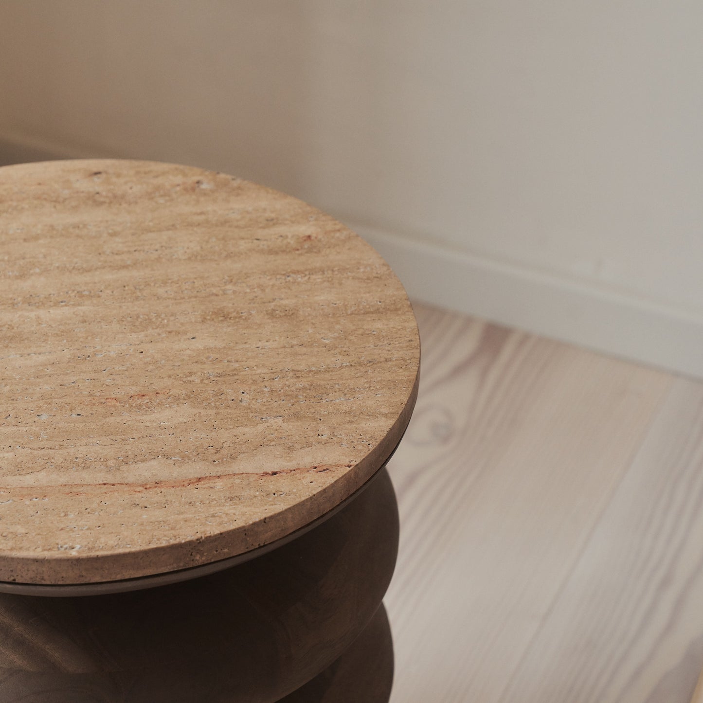 Orinthia - Table d'Appoint Ronde en Travertin Beige et Bois Chaud Premium