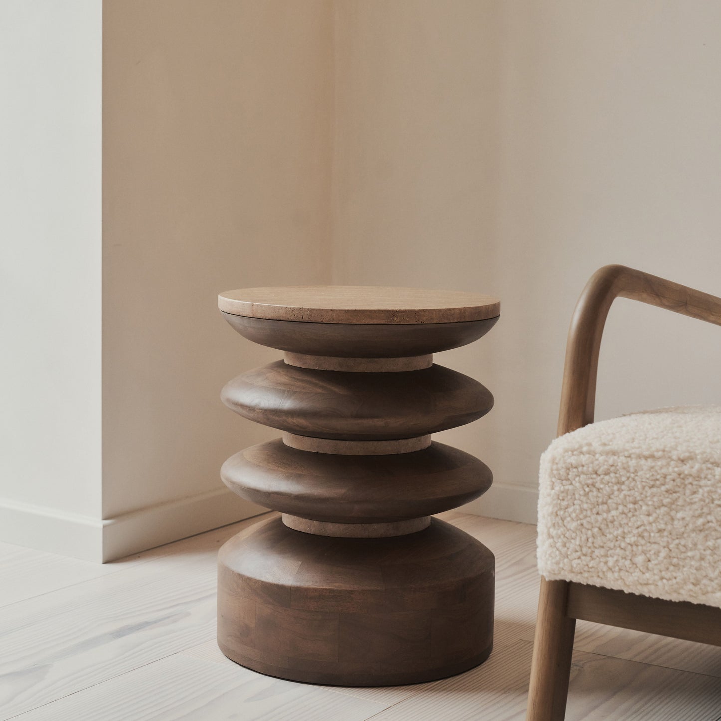 Orinthia - Table d'Appoint Ronde en Travertin Beige et Bois Chaud Premium