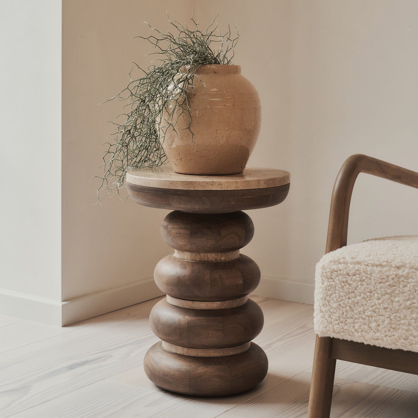 Belgravia - Table d'appoint ronde en travertin beige et bois chaud premium