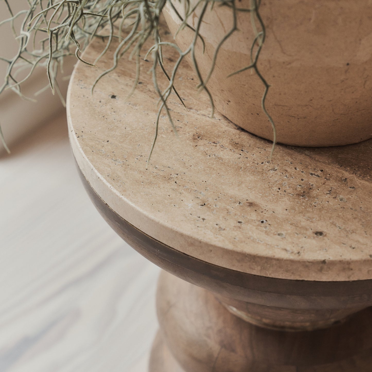 Belgravia - Table d'appoint ronde en travertin beige et bois chaud premium