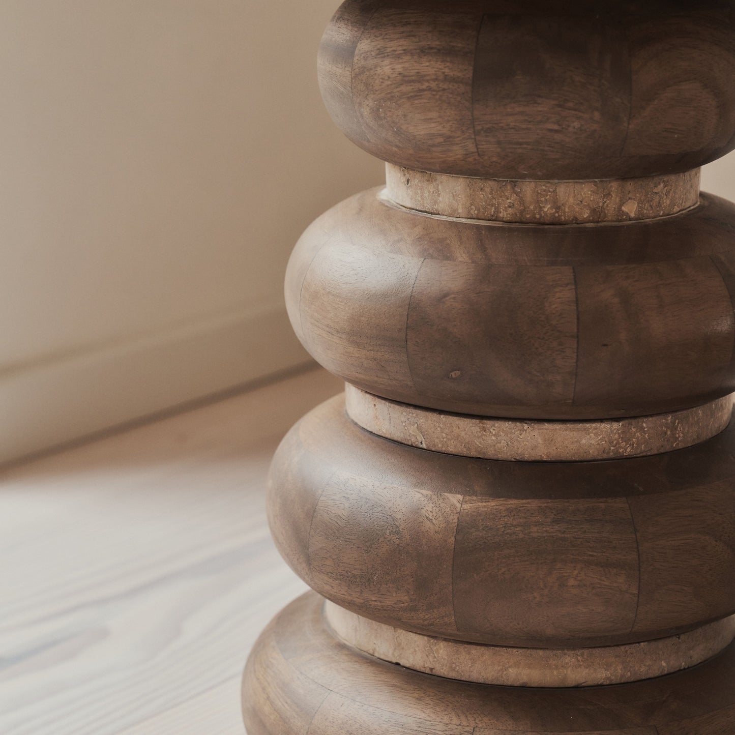 Belgravia - Table d'appoint ronde en travertin beige et bois chaud premium