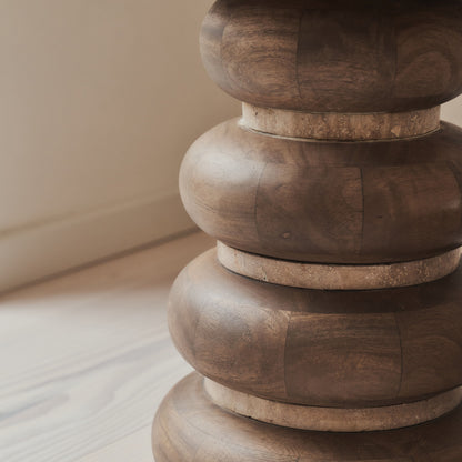 Belgravia - Table d'appoint ronde en travertin beige et bois chaud premium